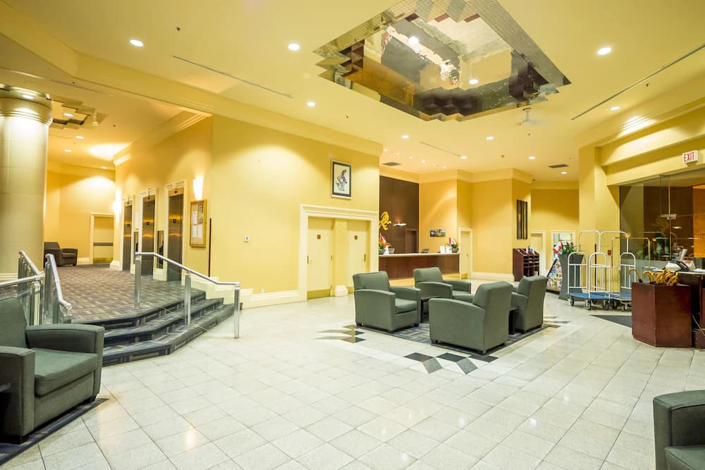Rosedale on Robson Suite Hotel — Vancouver