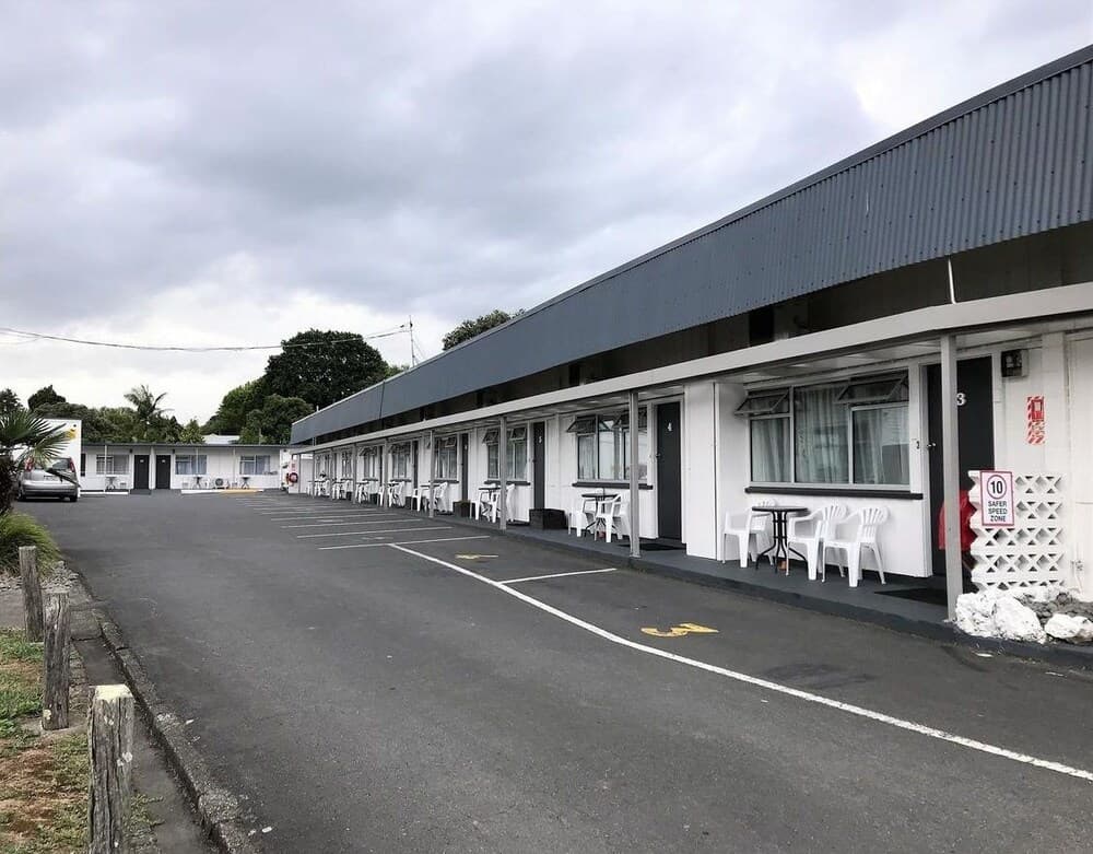 Central Court Motel Whangarei — The Blindness