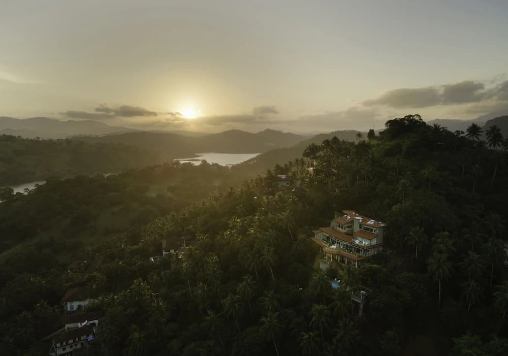 The Albatross Boutique Villa — Adhikarigama