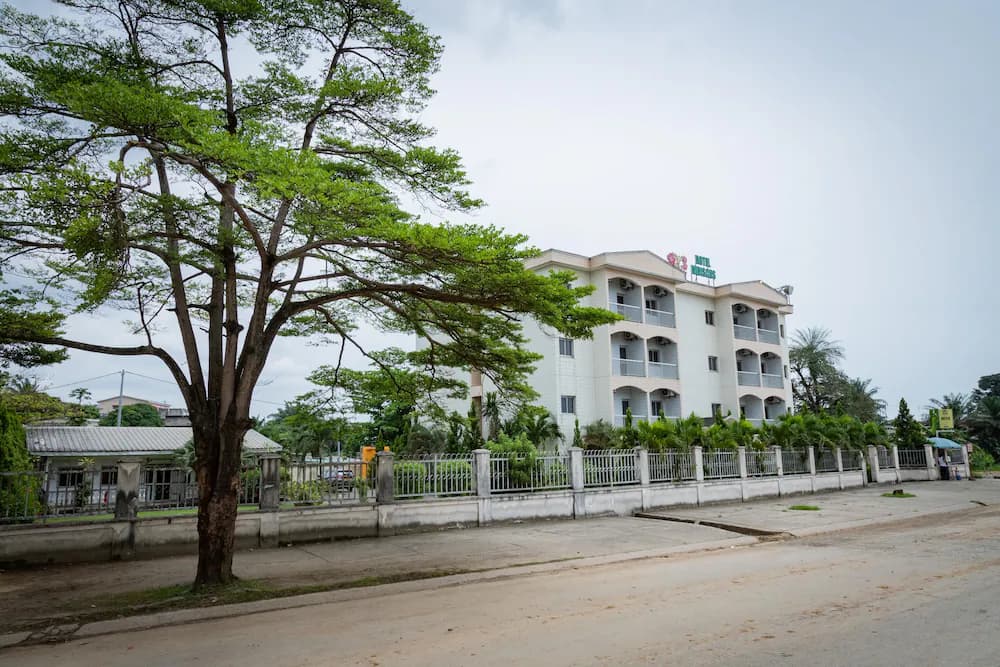 Hotel Hibiscus Blvd Triomphal — Akanda