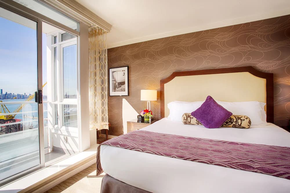 Pinnacle Hotel at the Pier — Vancouver