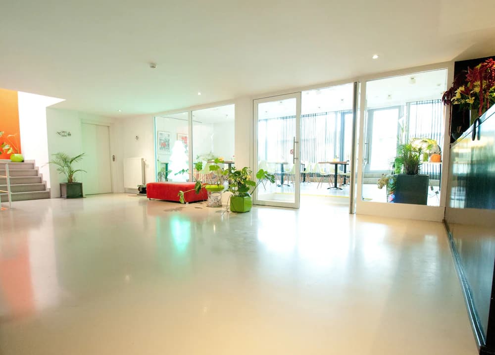 Hotel Corbie Geel — Yellow