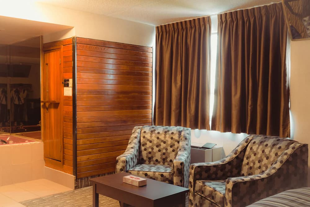 Deluxe Inn — Toronto