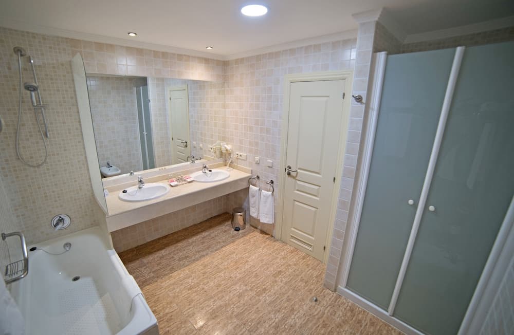 Holiday World VILLAGE Hotel — Fuengirola