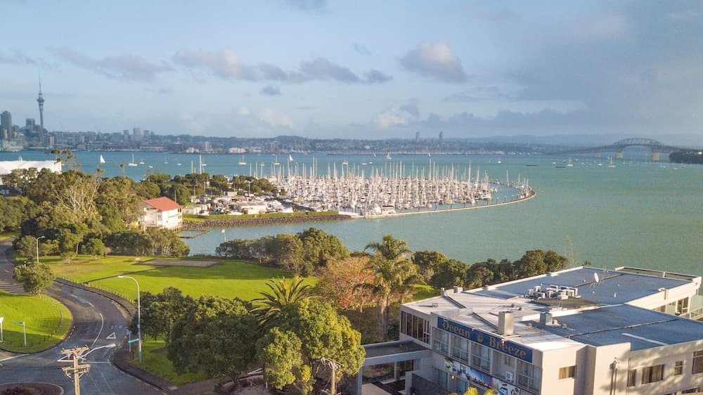 Ocean Breeze Hotel — Auckland