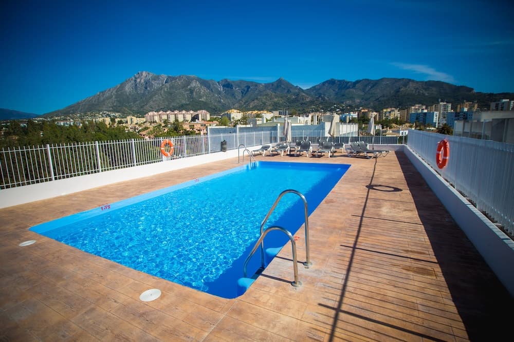 Beachside Apartment with Shared Pool — Marbella
