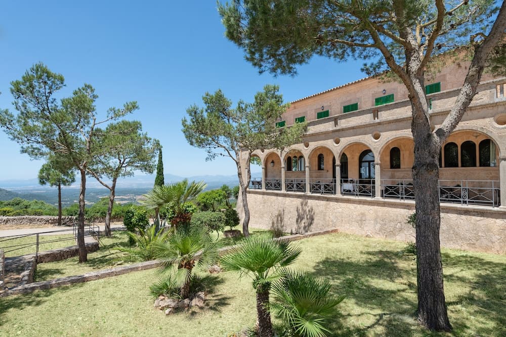 Hotel Santuari de Cura — Lucmajor