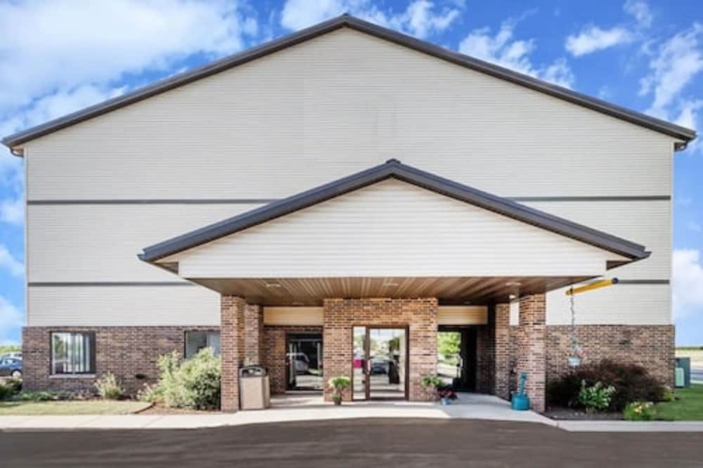 Boarders Inn & Suites by Cobblestone Hotels – Columbus — Sun Prairie