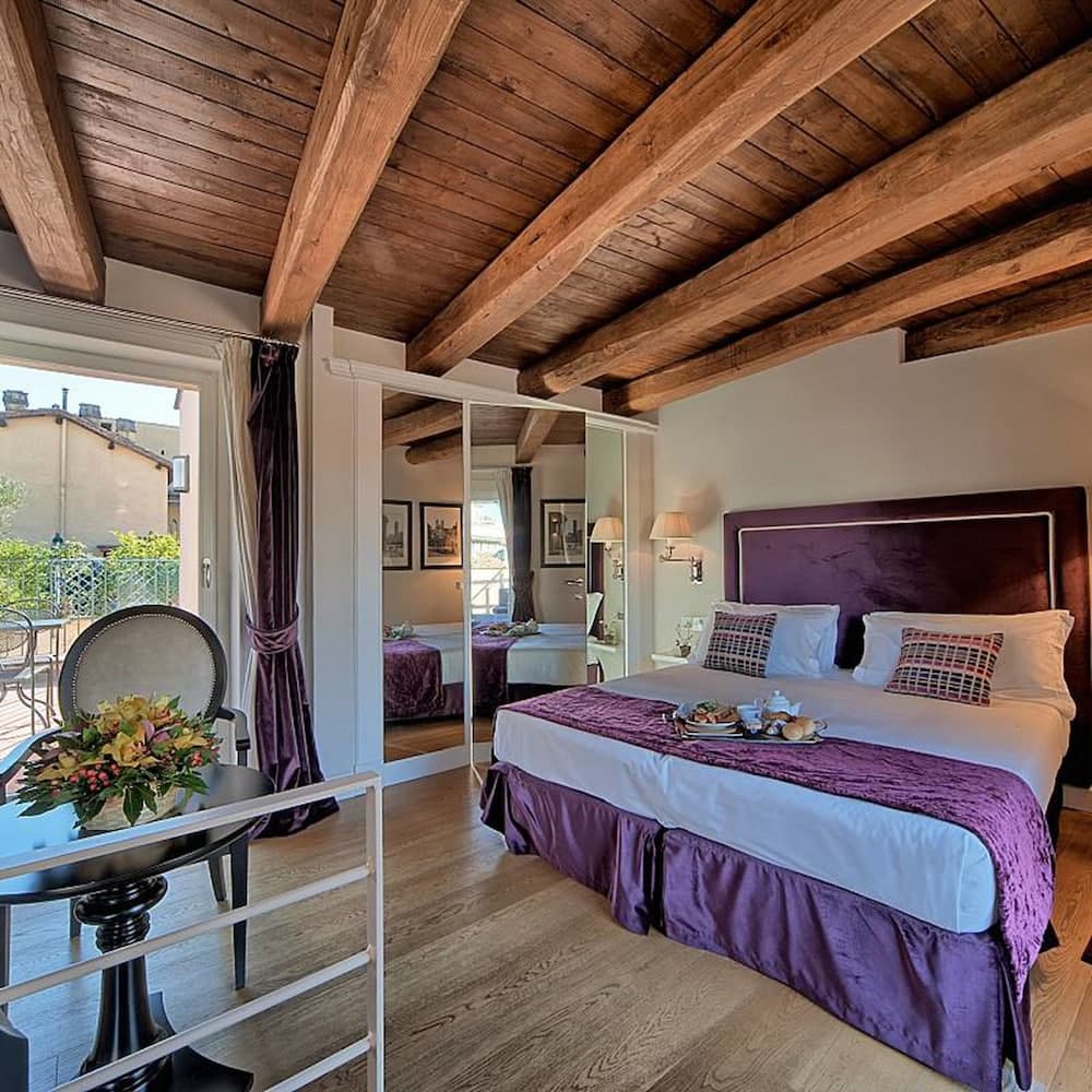 Trevi Palace Luxury Inn — Rome